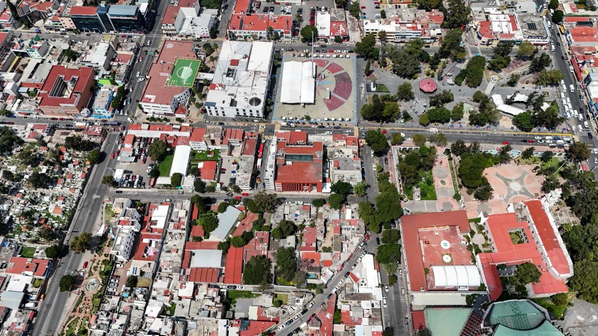 Aerial view of the populous city of Ecatepec, State of Mexico, on October 2, 2025. Hidden behind bars, merchants in the Mexican municipality of Ecatepec watch as gangs that extort them operate freely. They fear reprisals after nearly beating to death a suspected criminal who had been terrorizing them. (Photo by Yuri CORTEZ / AFP)