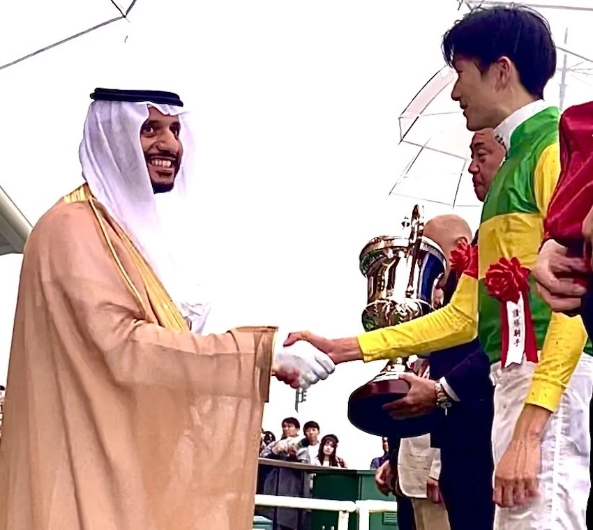 Abdullah Alaseeri, Secretary General of the Saudi Equestrian Authority, hands the trophy to Rusei Sakai. (ANJ)