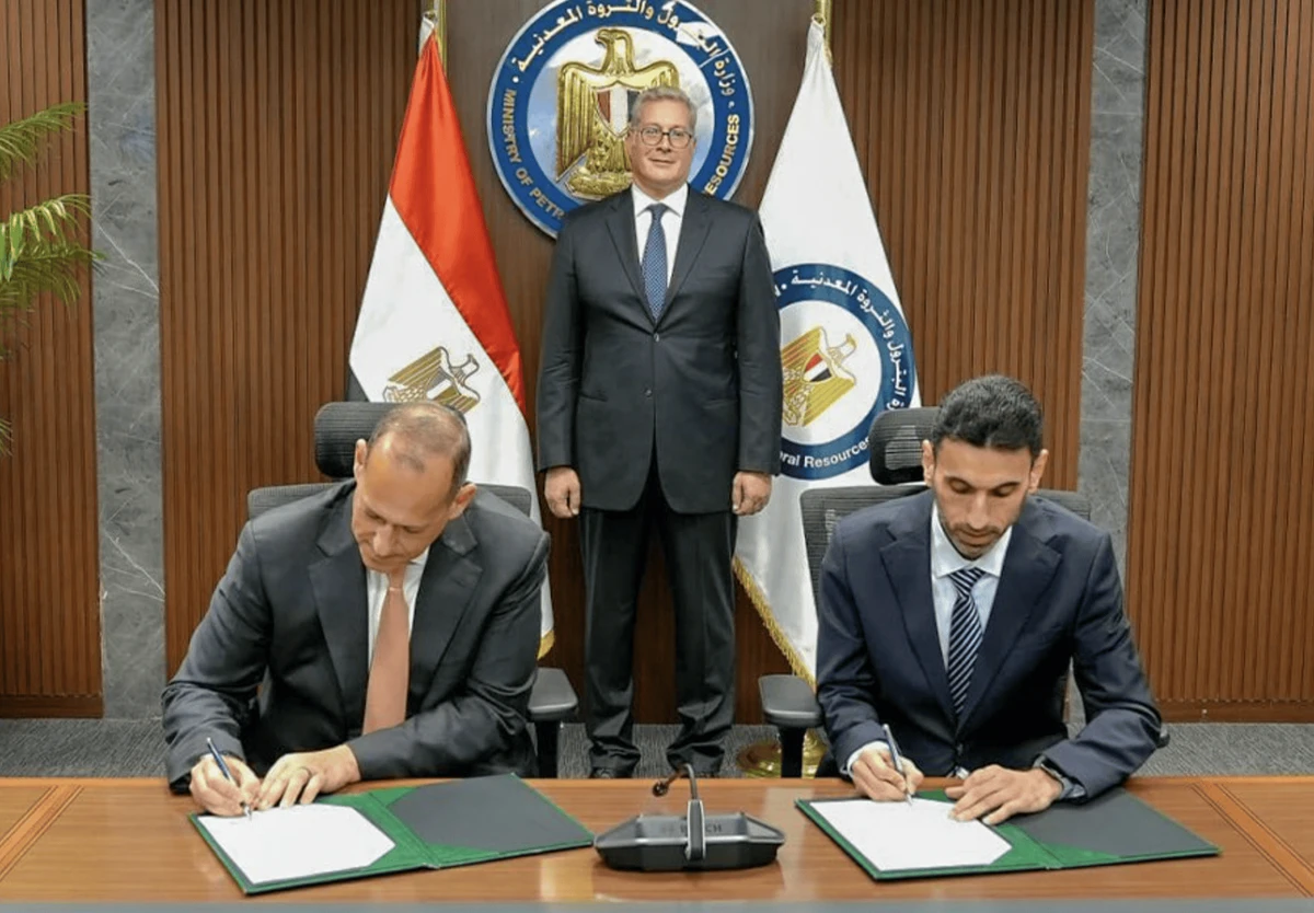 Petroleum Minister Karim Badawi witness the signing of the agreement. Facebook/EgyptMOP