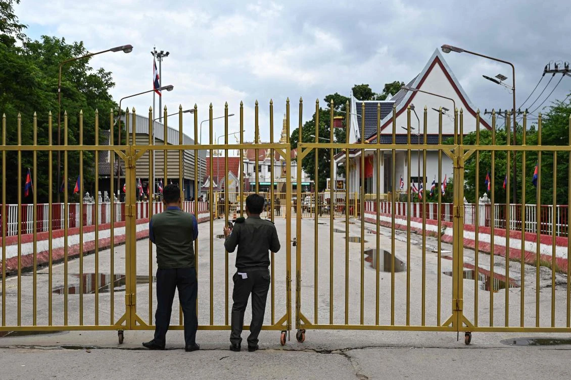 Cambodian police officials stand next to the closed gate at Poipet International border checkpoint between Cambodia-Thailand, at Poipet town in Banteay Meanchey province on June 24, 2025. (AFP)