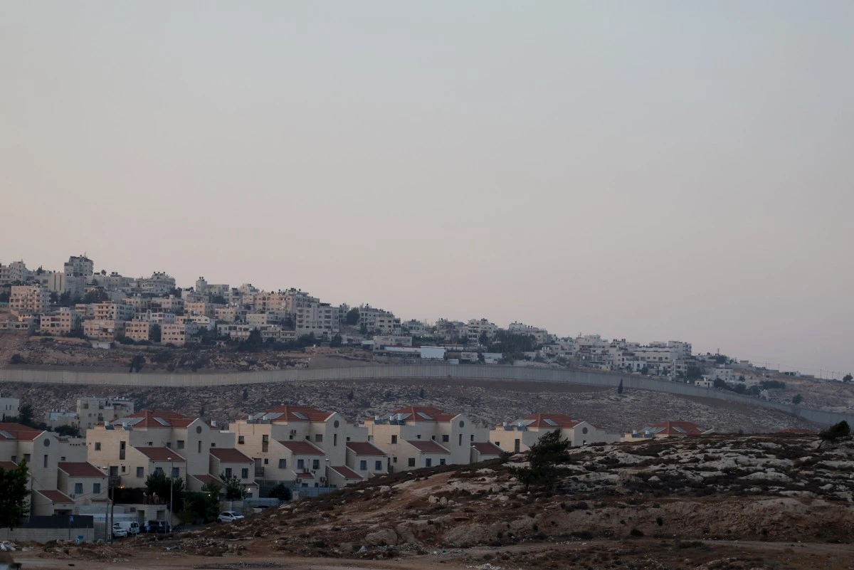 This picture shows the Israeli settlement of Neve Yaakov (foreground) in the northern area of East Jerusalem and Israel's controversial barrier separating the Palestinian neighborhood of al-Ram (background) in the occupied West Bank, Sept. 15, 2025. (AFP)