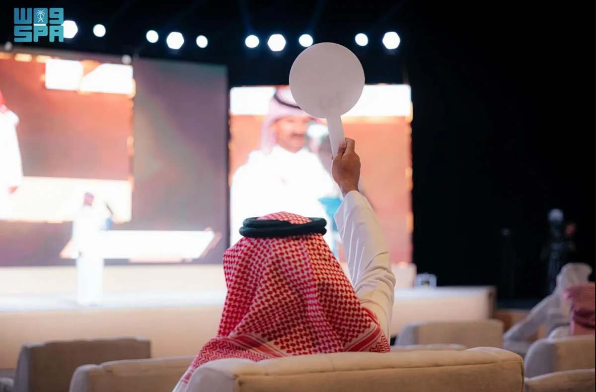 The Shaheen falcon opened bidding at SR150,000 ($39,994) before a series of competitive bids brought the total to SR360,000 ($95,986). (SPA)