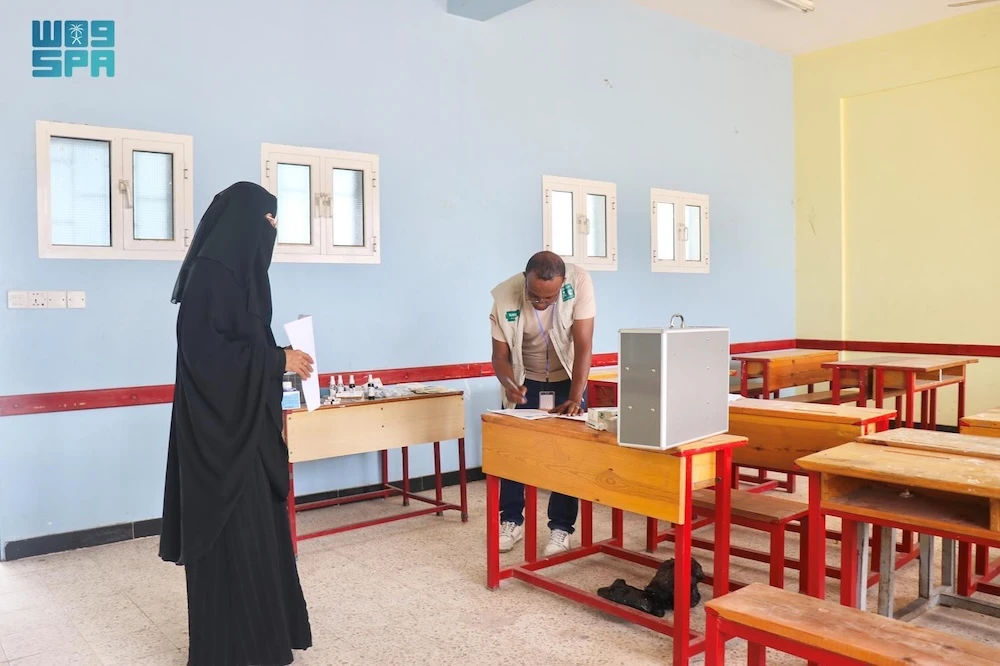 KSrelief distributes educational, sports, and first-aid kits to eight schools in Yemen's Lahij. (SPA)