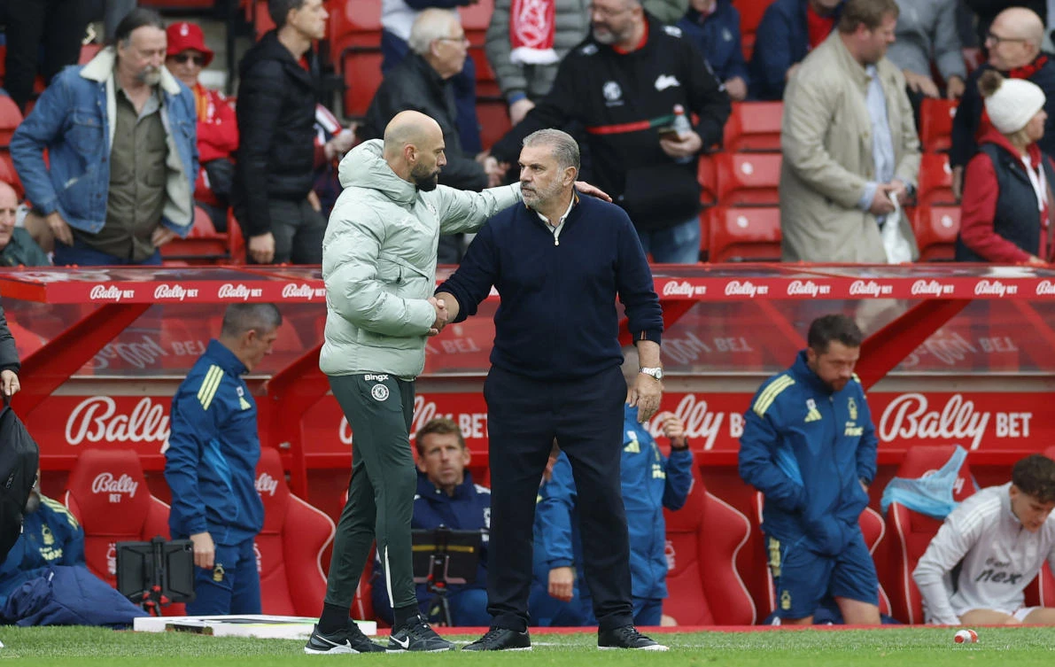Chelsea assistant manager Willy Caballero shakes hands with Nottingham Forest manager Ange Postecoglou after their Premier League match at The City Ground, Nottingham, Oct. 18, 2025. (Reuters)