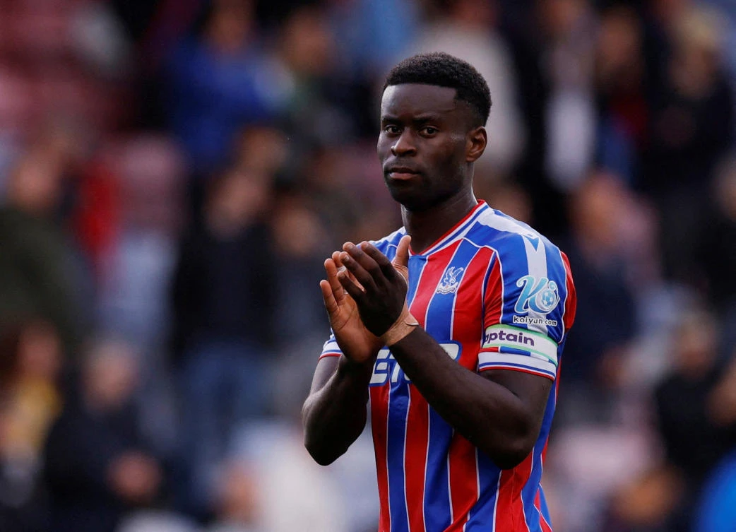 Crystal Palace’s Marc Guehi applauds fans after their Premier League match against Sunderland at Selhurst Park, London, Sept. 13, 2025. (Reuters)