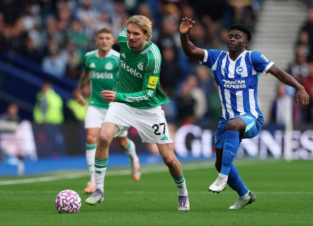 Newcastle United’s Nick Woltemade in action with Brighton & Hove Albion’s Carlos Baleba during their Premier League match — The American Express Community Stadium, Brighton, Oct. 18, 2025. (Reuters)