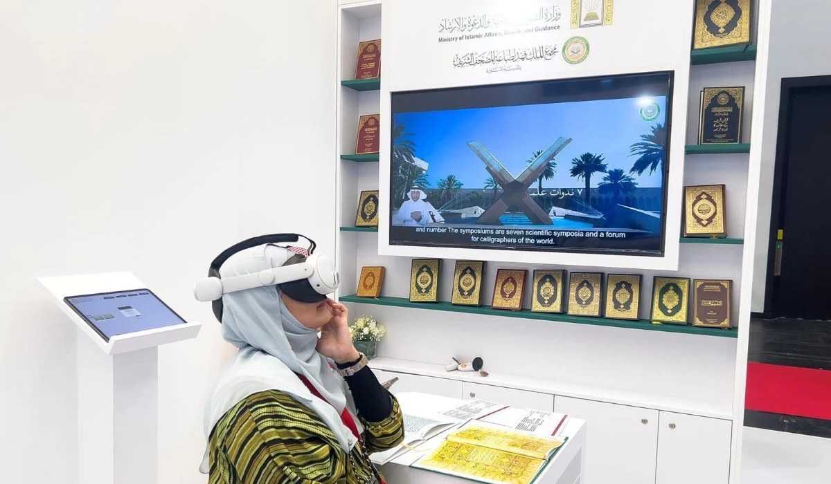 Through interactive glasses, visitors took 3D tours of the Two Holy Mosques, viewing the Holy Kaaba, the Rawdah, and other key landmarks of the two cities. (SPA)