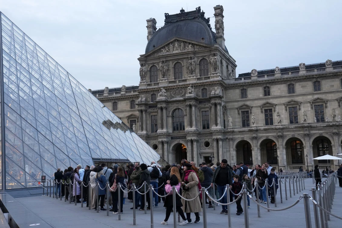French president orders tighter security as Louvre reopens doors