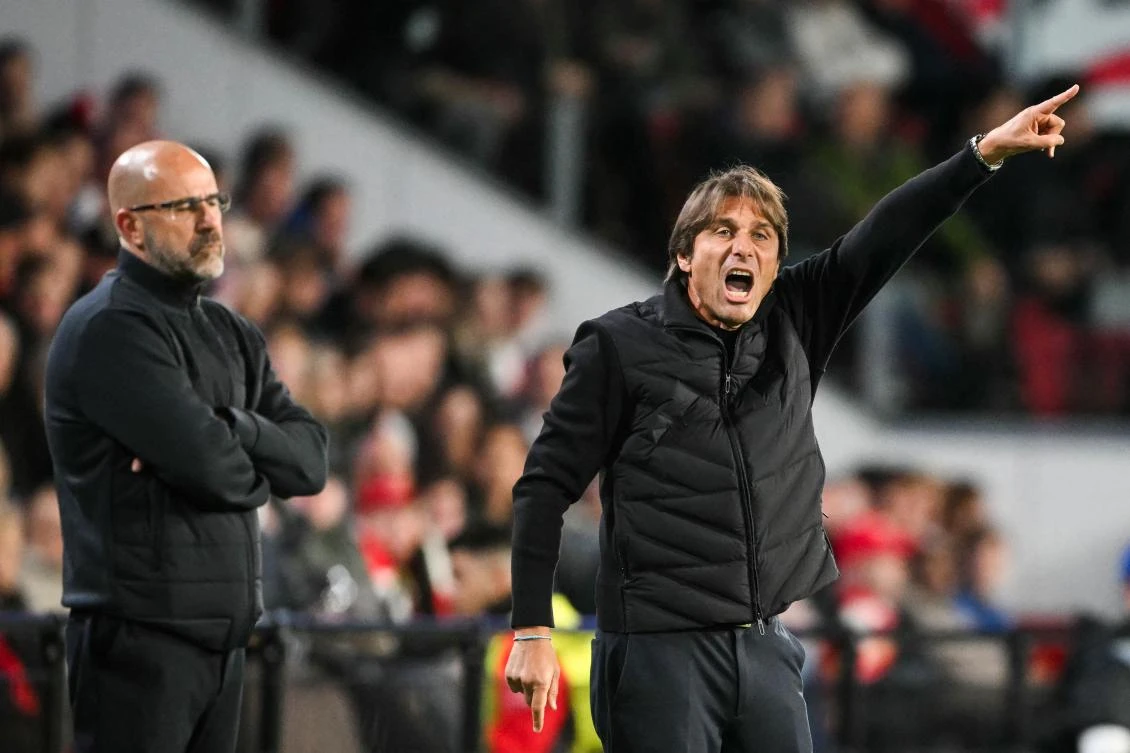 Napoli’s Italian coach Antonio Conte reacts next to PSV Eindhoven’s Dutch coach Peter Bosz during their UEFA Champions League match at the Philips Stadium, in Eindhoven, on Oct. 21, 2025. (AFP)