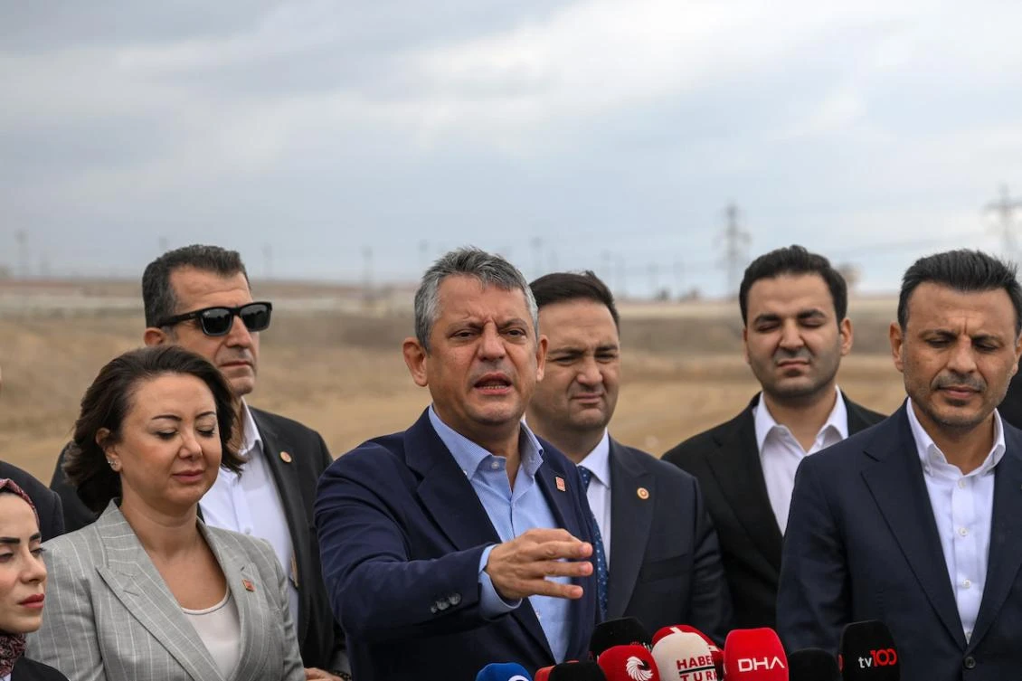 Leader of Turkey's main opposition party, Republican People's Party (CHP), Ozgur Ozel (C) gives a press conference near Marmara Prison, known as Silivri Prison, in Istanbul, on September 26, 2025, where the mayor of Istanbul is jailed. (FILE/AFP)