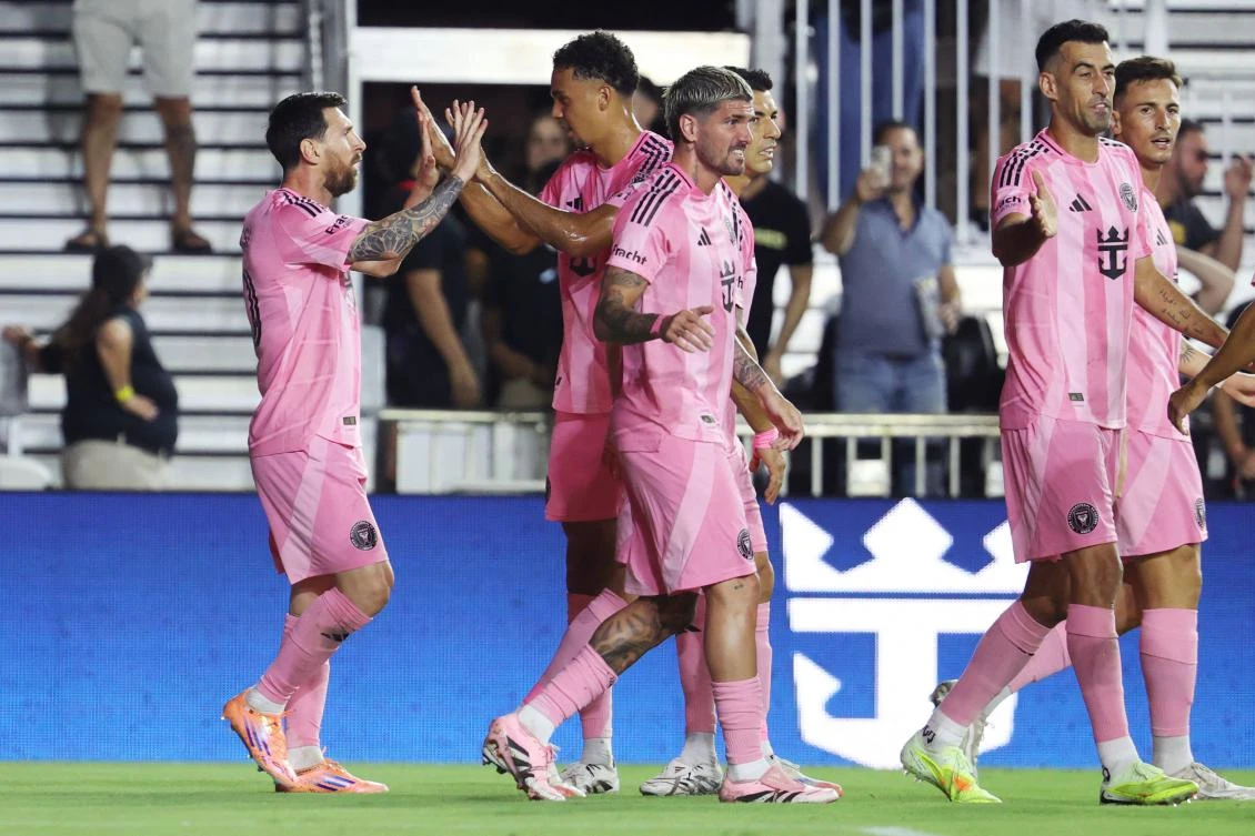 Lionel Messi #10 of Inter Miami CF celebrates after scoring the team's first goal with teammates during the 2025 MLS Cup Playoff match. (Photo by Leonardo Fernandez / GETTY IMAGES NORTH AMERICA / Getty Images via AFP)