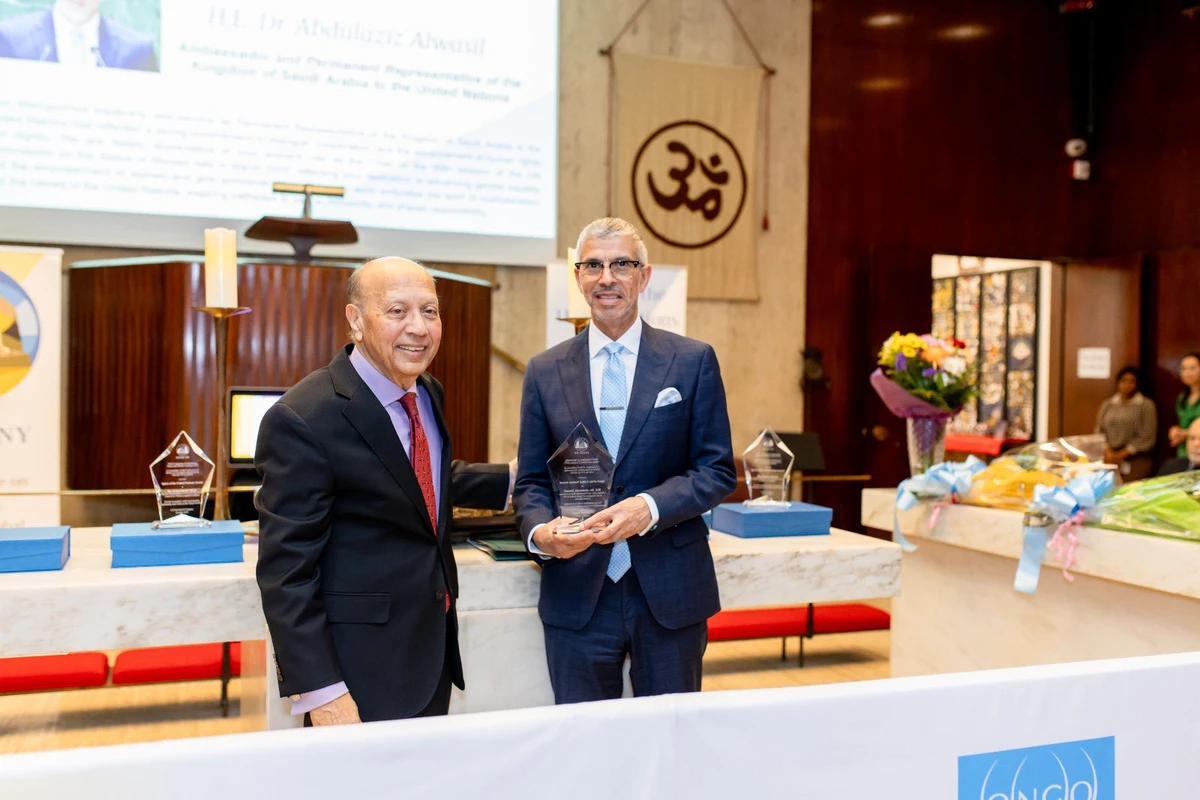 Saudi Arabia’s UN ambassador, Abdulaziz Al-Wasil, received the 2025 Spirit of the UN Award in the Diplomat Category on Monday. (SPA)