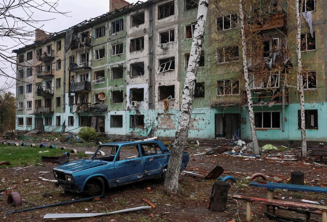 A destroyed car sits near an apartment building damaged by Russian military strike, amid Russia’s attack on Ukraine, in the frontline town of Bilozerske in Donetsk region, Oct. 27, 2025. (Reuters)