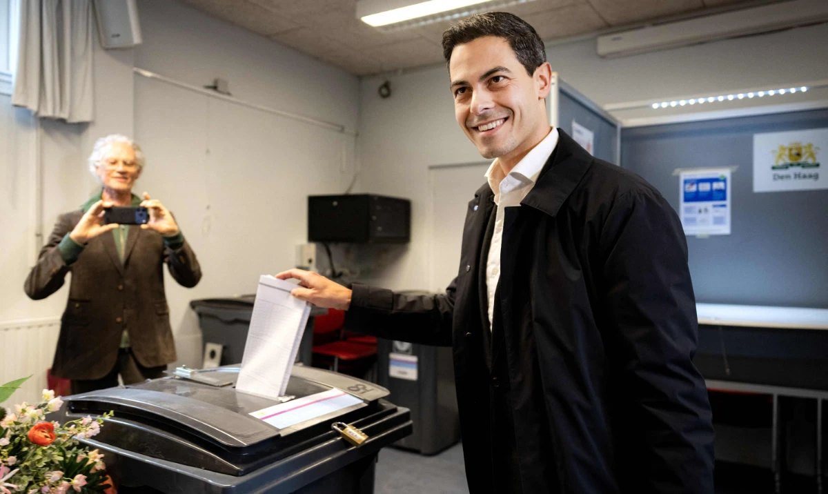 Exit poll suggests centrists win Dutch vote, beating far right