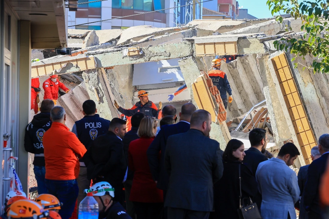 Firefighters and emergency rescue teams search for trapped people after a residential building collapsed in Gebze, Turkiye. (AP)