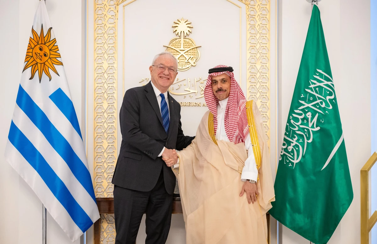 Saudi FM receives Uruguayan counterpart in Riyadh