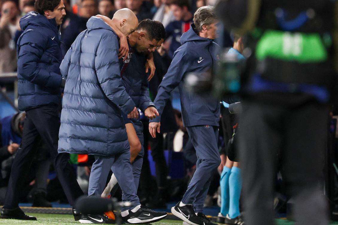 Paris Saint-Germain’s Moroccan defender Achraf Hakimi leaves the pitch injured during their UEFA Champions League, league phase day 4, match against Bayern Munich at the Parc des Princes in Paris, on Nov. 4, 2025. (AFP)