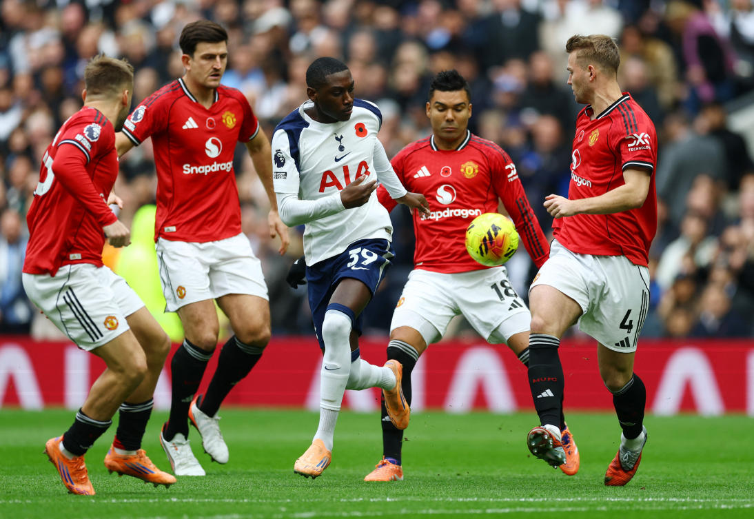 Tottenham Hotspur’s Randal Kolo Muani in action with Manchester United’s Matthijs de Ligt during their Premier League match at Tottenham Hotspur Stadium, London, Nov. 8, 2025. (Reuters)