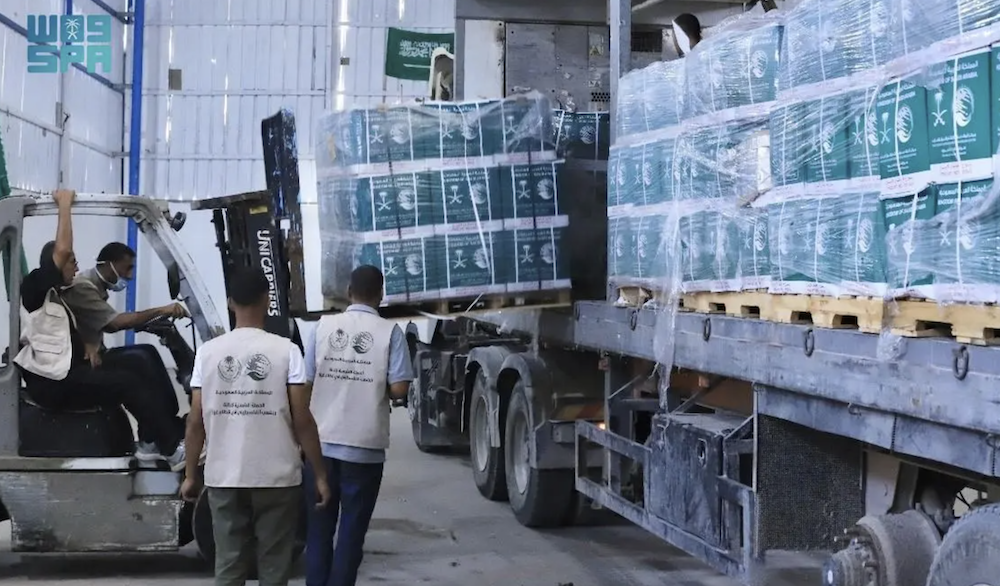 The King Salman Humanitarian Aid and Relief Center (KSrelief) on Saturday delivered a new batch of food aid to the eastern Deir El-Balah area in central Gaza, as part of the Kingdom’s ongoing campaign to support the Palestinian people. (SPA)