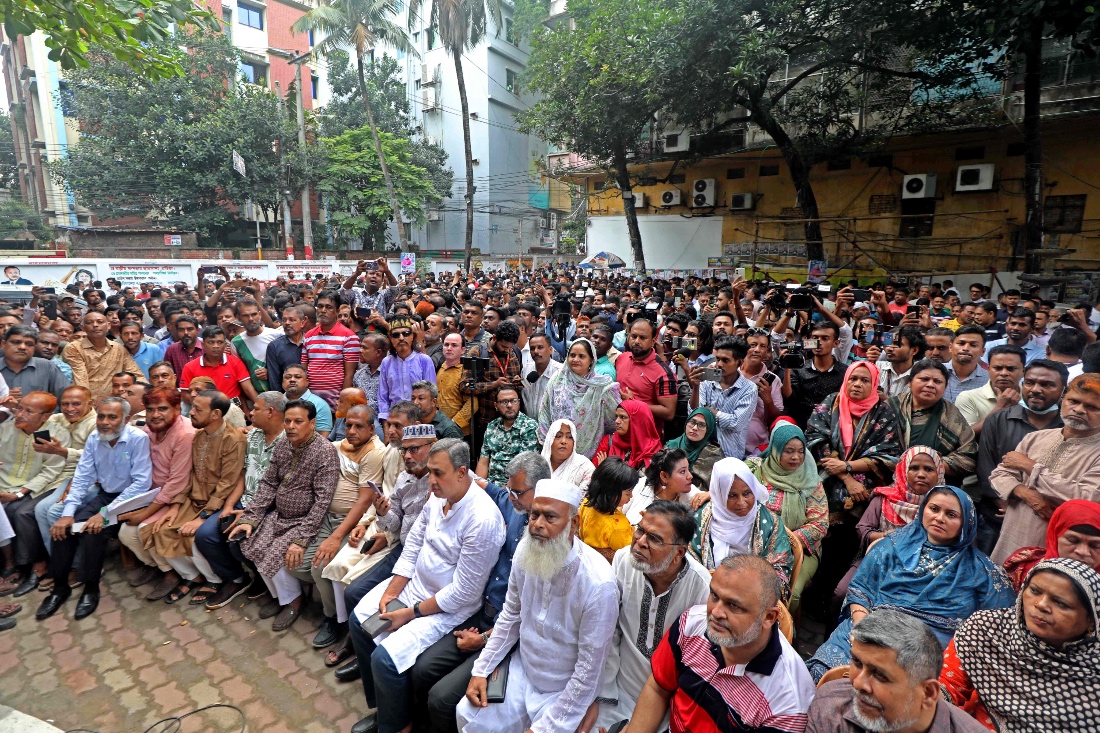 Bangladesh National Party (BNP) supporters protest against miscreants shooting during BNP Convener Ershad Ullah's election campaign, at Nasimon Bhaban in Chattogram. (AFP)