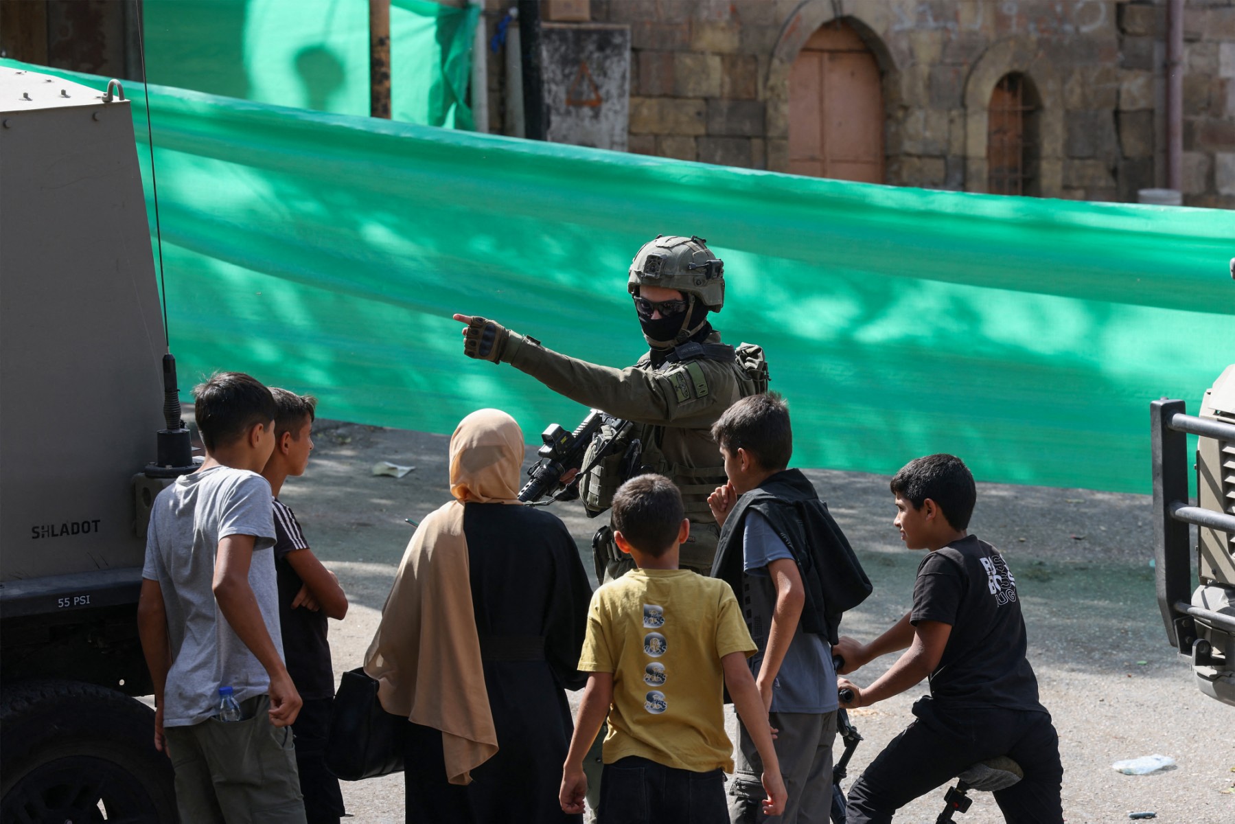Israeli security forces deploy in the occupied West Bank city of Hebron as they set up a perimeter closing Palestinian access to the city center, ahead of a procession for religious Jews towards the tomb of Atnaeil Ben Kinaz during the Sukkot, Oct. 9, 2025. (AFP)