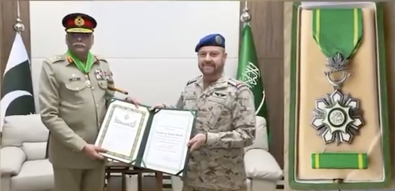 Saudi Arabia’s Chief of General Staff Lieutenant-General Fayyad bin Hamed Al-Ruwaili presented Pakistan’s Chairman of the Joint Chiefs of Staff Committee General Sahir Shamshad Mirza with a King Abdulaziz Medal of the Excellent Class in Riyadh on Saturday. (Screenshot)