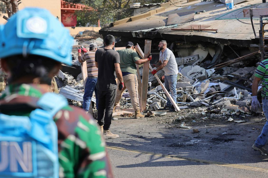 UNIFIL soldiers look on as workers remove the rubble from a site targeted overnight by an Israeli airstrike in the southern Lebanese village of Et-Taybeh on Nov. 7, 2025. (Rabih DAHER / AFP)