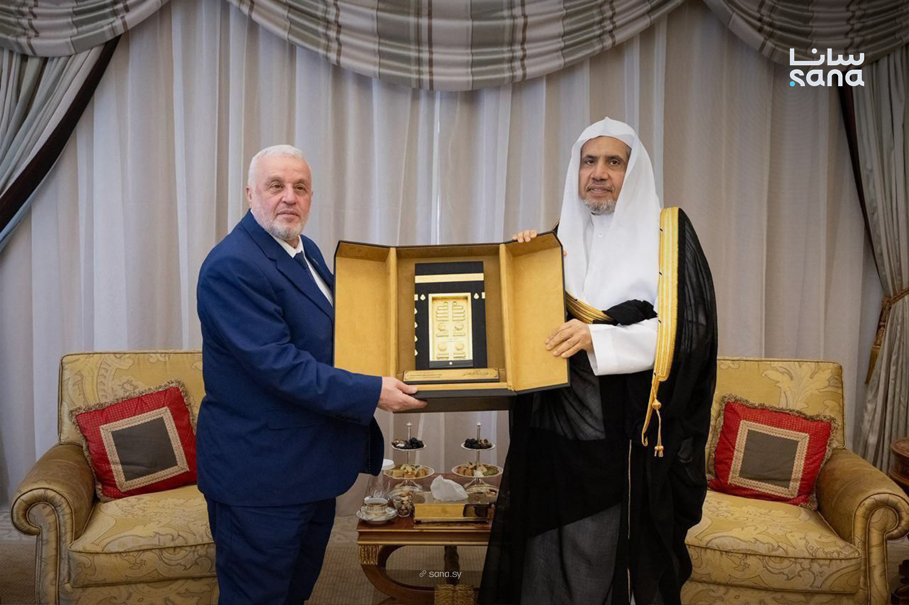 Syrian Minister of Endowments Mohammad Abu Al-Khair Shukri met with Mohammad Al-Issa, secretary-general of the Muslim World League. (SANA)
