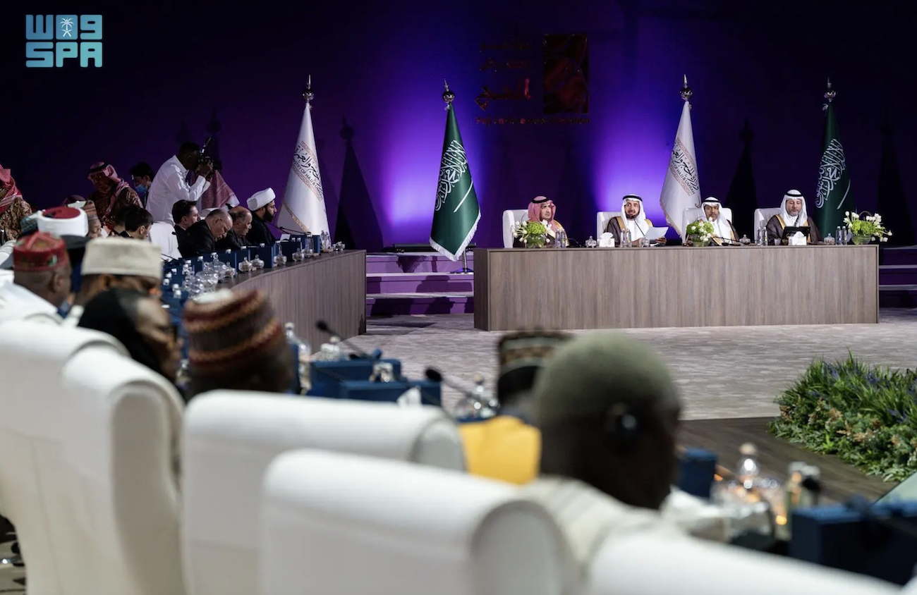 Saudi Minister of Hajj and Umrah Tawfiq bin Fawzan Al-Rabiah held a semiannual meeting with the heads of Hajj offices and other officials from Muslim countries on Monday. (SPA)