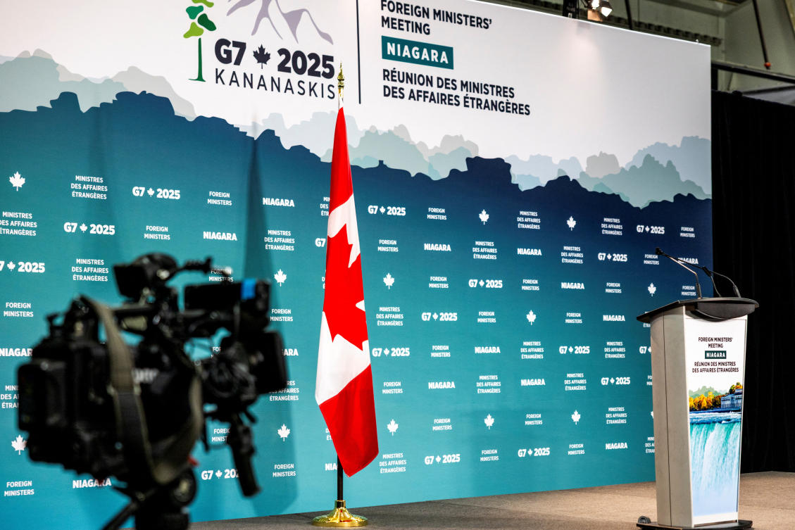 A television camera is pointed at a podium ahead of the G7 foreign ministers’ meeting in Niagara-on-the-Lake, Ontario, Canada, Nov. 11, 2025. (REUTERS/Carlos Osorio)