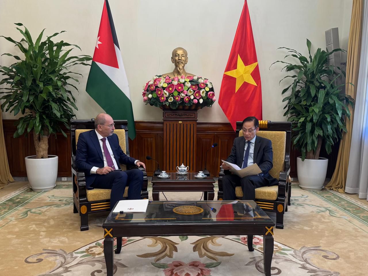 Jordan’s Minister of Foreign Affairs Ayman Safadi and his Vietnamese counterpart Le Hoai Trung. (Petra)