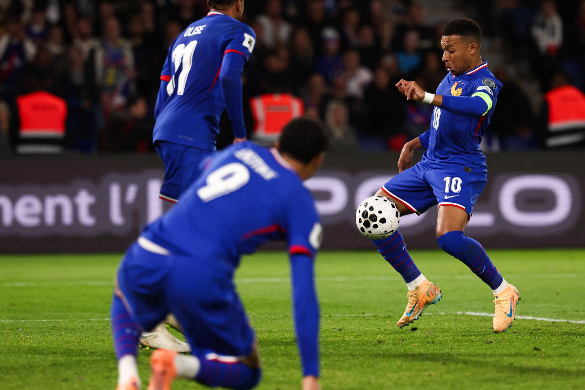 France’s forward Kylian Mbappe (R) shoots and scores his team’s third goal and the 400th goal of his career during the 2026 World Cup qualifiers Europe zone group D match between France and Ukraine at the Parc des Princes stadium in Paris on Thursday. (AFP)