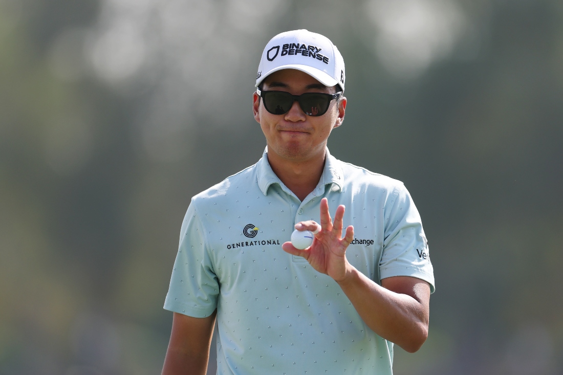 Michael Kim of the United States acknowledges the fans after putting on the eighteenth green on day one of the DP World Tour Championship 2025 at Jumeirah Golf Estates. (Andrew Redington/Getty Images)