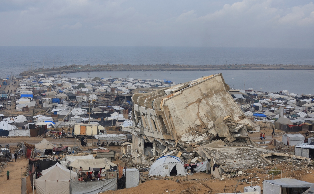 Palestinian-tent shelter amid rubble, along the coast on a rainy day, during a ceasefire between Israel and Hamas, in Gaza City. (Reuters)