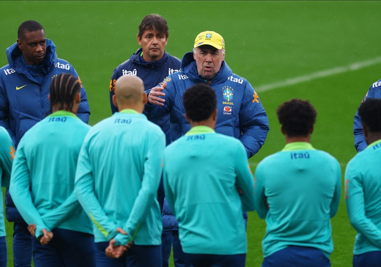Brazil coach Carlo Ancelotti speaks to players during training. (Action Images/ Reuters)