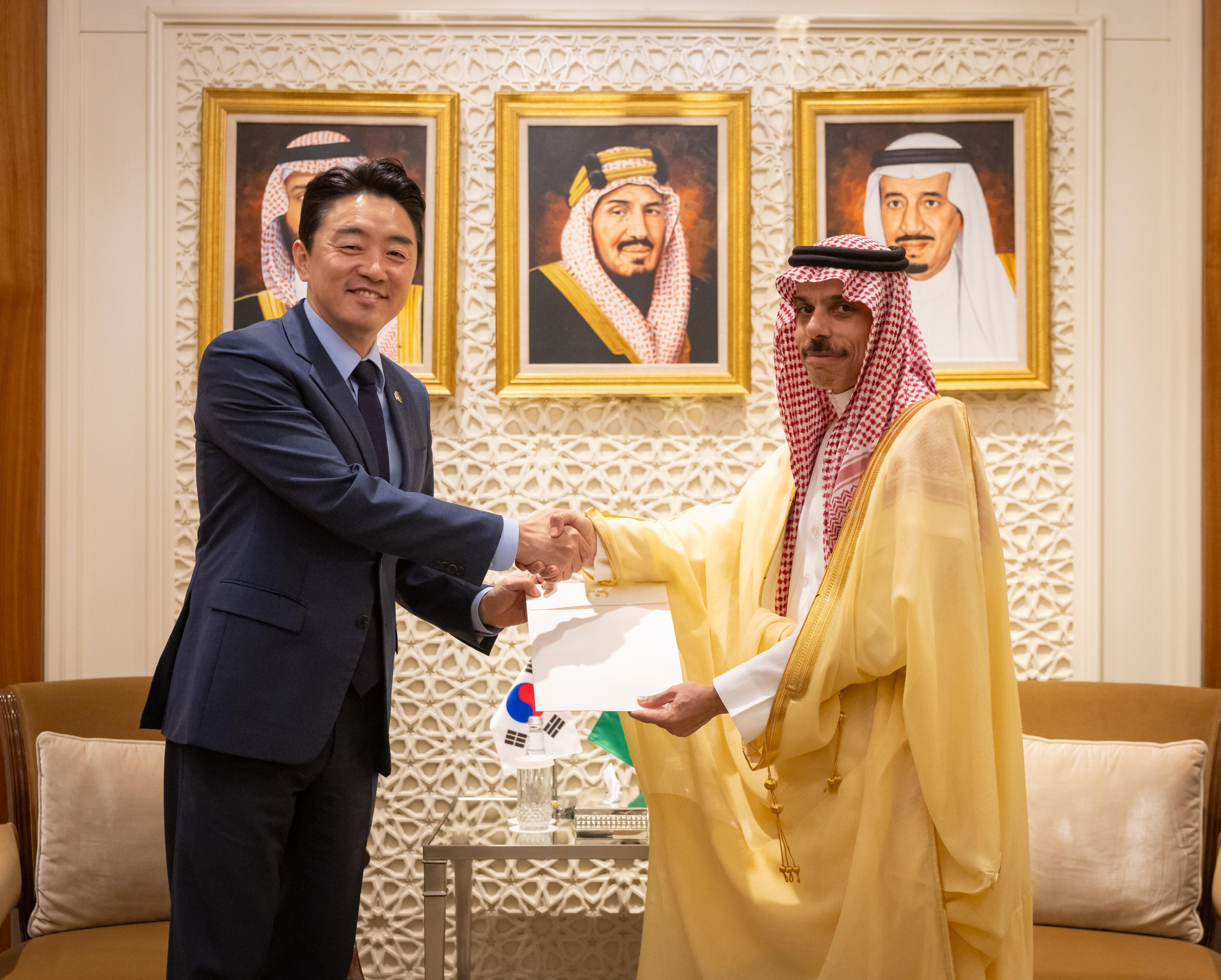 Saudi Foreign Minister Prince Faisal bin Farhan is given the message during a meeting with the presidential chief of staff Kang Hoon-sik in Riyadh. (SPA)