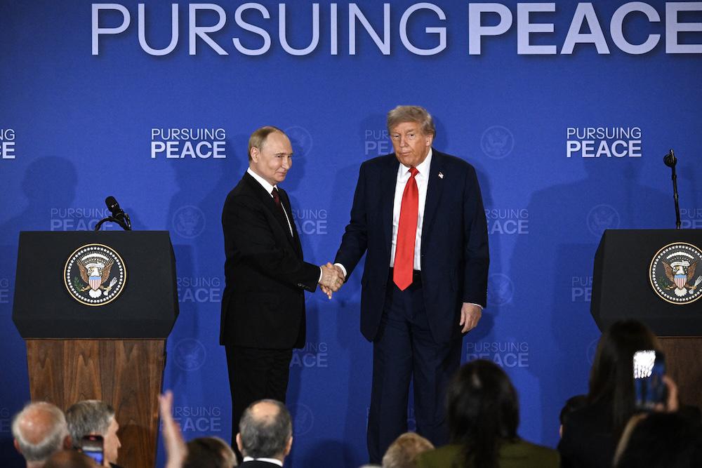 US President Donald Trump, right, and Russian President Vladimir Putin meet the press at the end of their summit in Anchorage, Alaska on Aug. 15, 2025. (AFP)