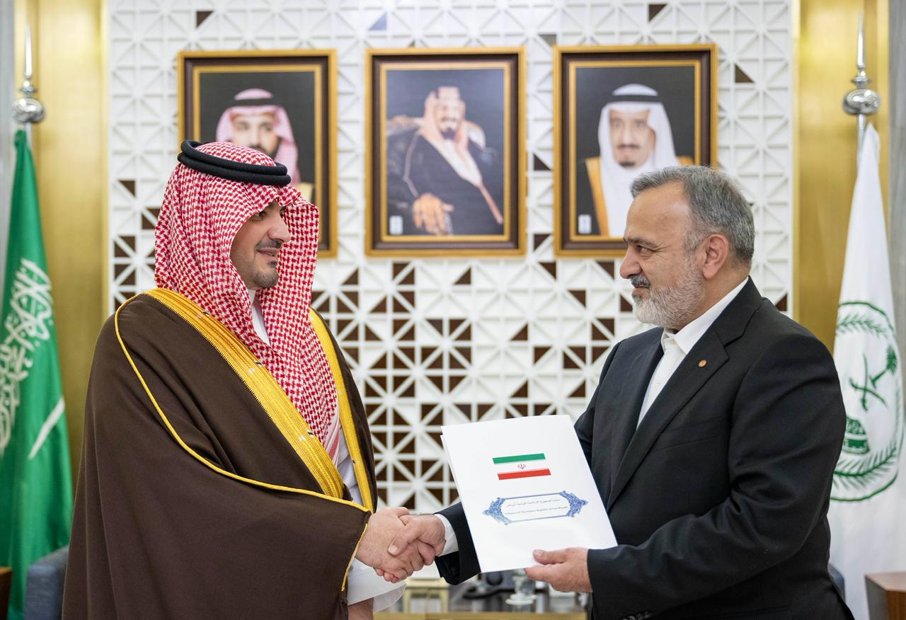 Saudi Minister of Interior Prince Abdulaziz bin Saud bin Naif bin Abdulaziz receives the message from the head of Iran’s Hajj and Pilgrimage Organization Ali Reza Rashidian. (SPA)