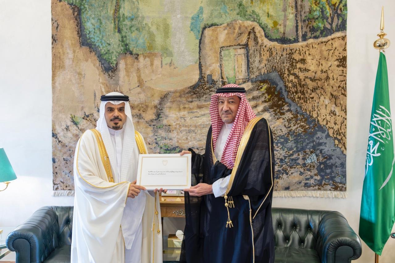 Bahraini ambassador to the Kingdom Sheikh Ali bin Abdulrahman Al-Khalifa hands over the message to Deputy Foreign Minister Waleed bin Abdulkarim Al-Khuraiji in Riyadh on Tuesday. (SPA)