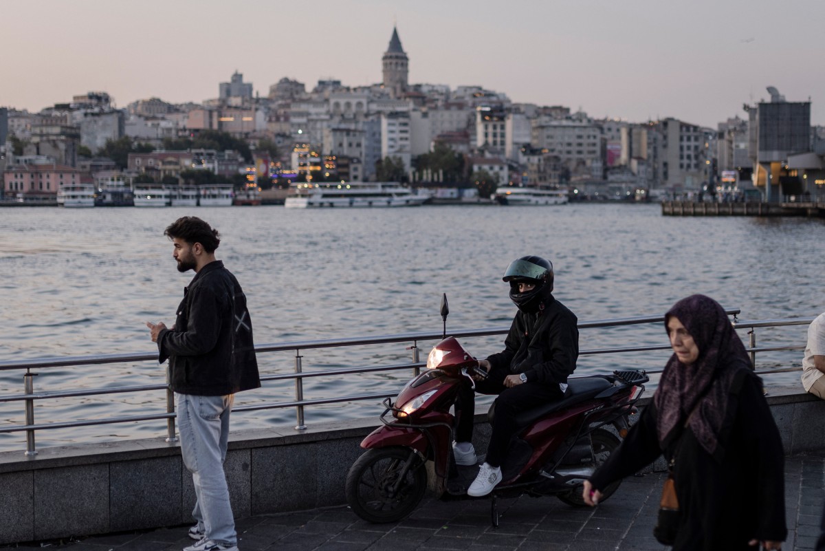 People walks along the Galata Bridge, in the Golden Horn bay, in Istanbul, Turkey, on June 16, 2024. (File/AFP)