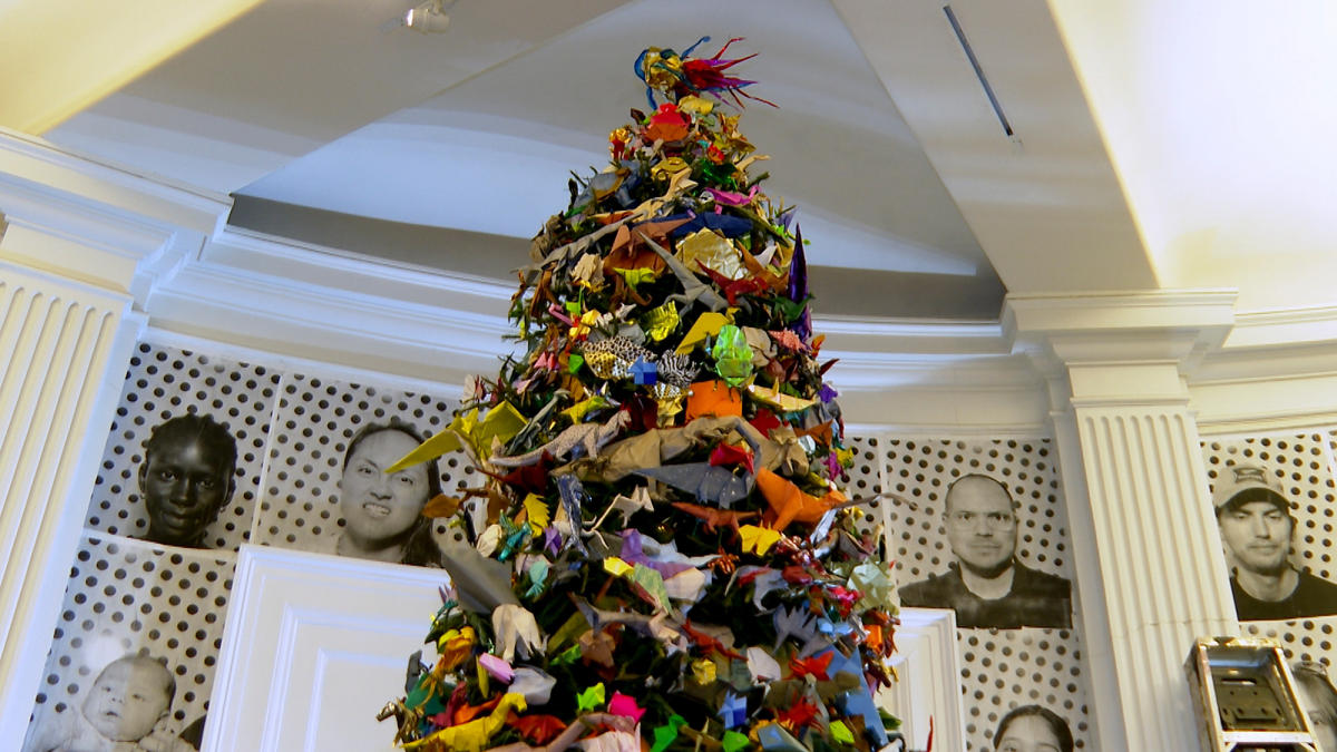 Holiday tree featuring thousands of origami works opens at NYC’s American Museum of Natural History