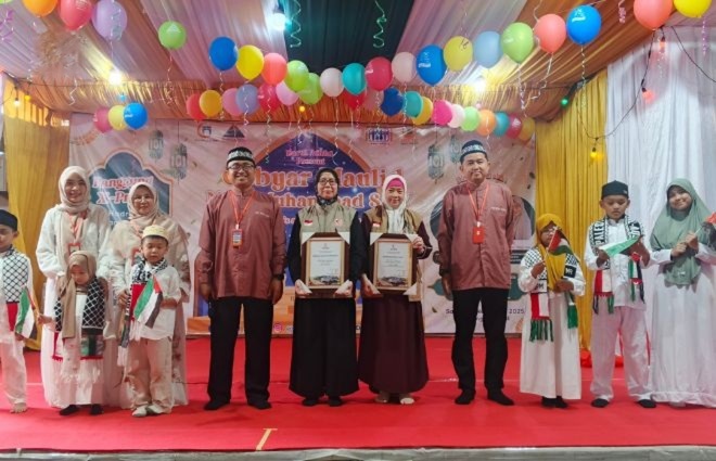 Representatives and students from an elementary school in West Jakarta pose for a group photo as they hand over donations for Palestine to MER-C on Nov. 15, 2025. (MER-C)