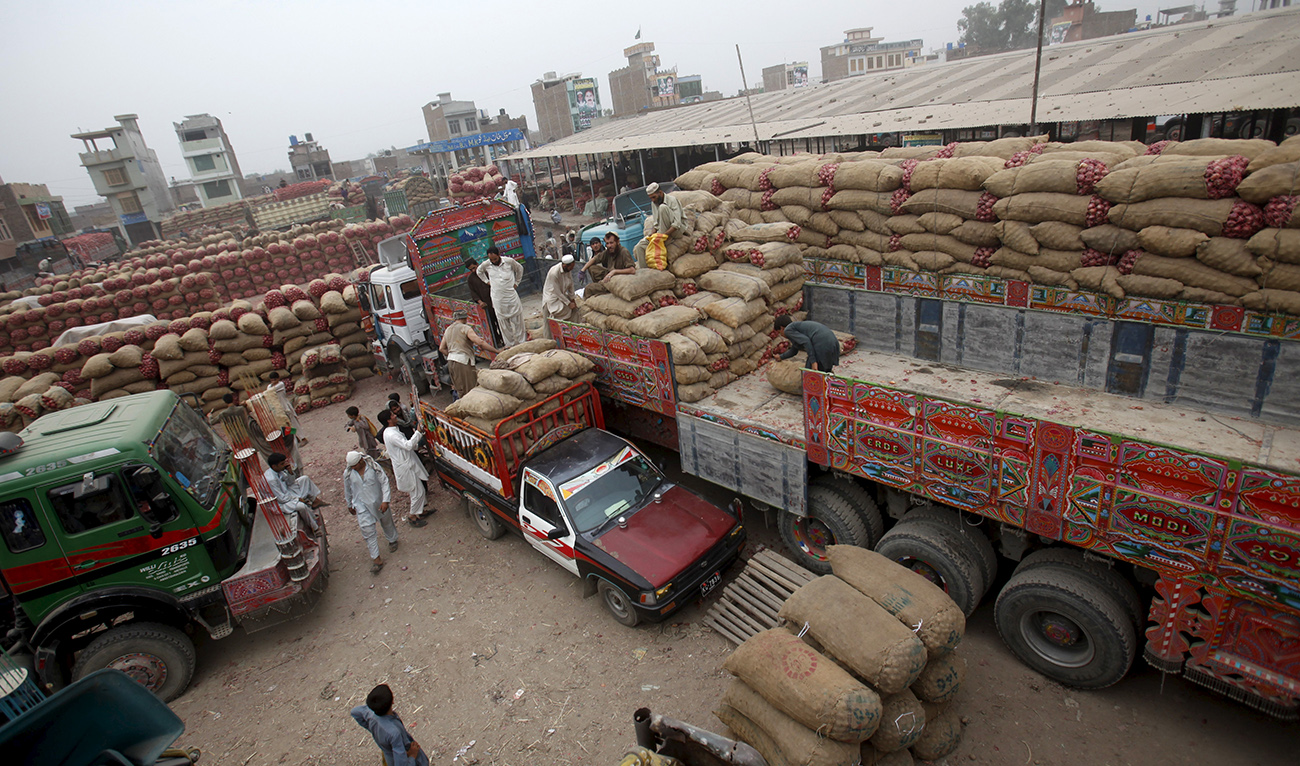 An overview of a transit depot where trucks bound for Afghanistan are loaded in Peshawar, Pakistan September 15, 2015. (Reuters)