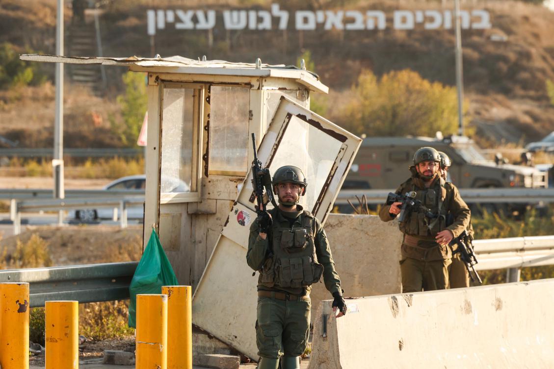 Israeli soldiers secure the site of a reported attack at the Gush Etzion Junction, in the Israeli-occupied West Bank, Nov. 18, 2025. (Ahmad GHARABLI / AFP)