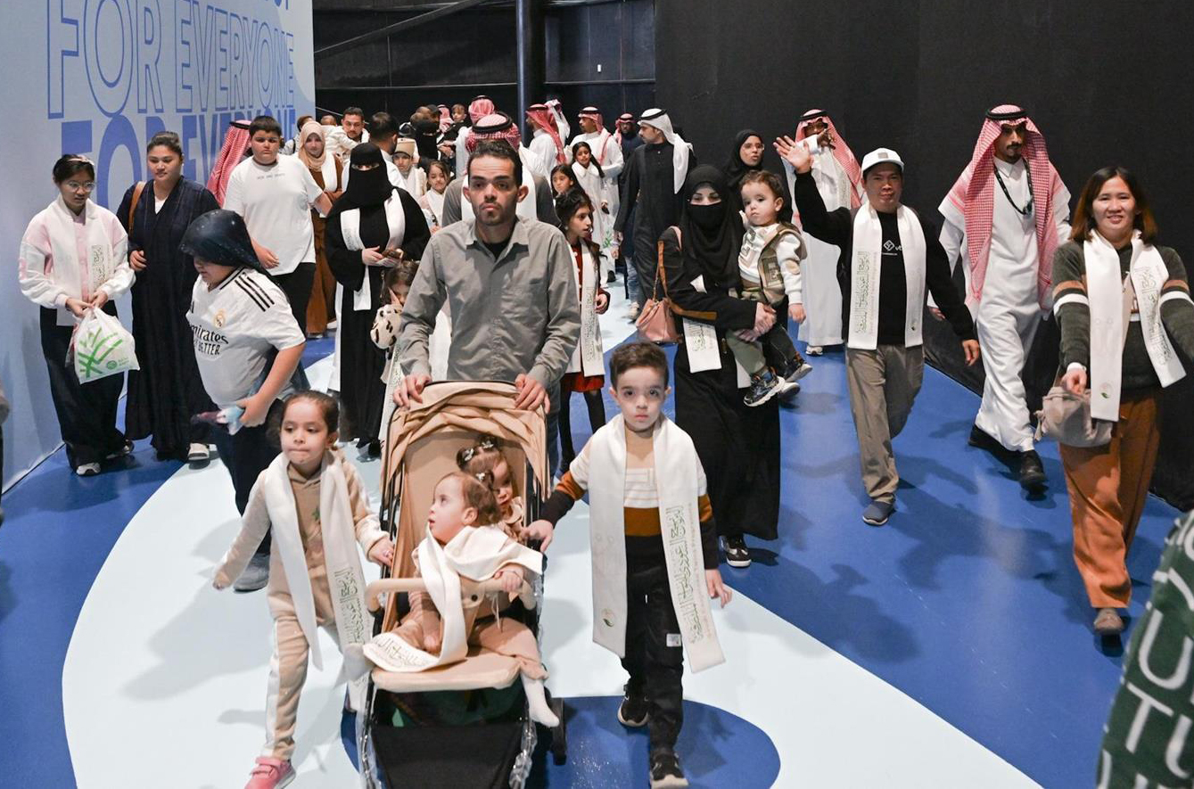 The twins toured the cultural zones representing countries such as Saudi Arabia, Kuwait, Indonesia, South Korea, the US, Egypt, and Mexico. (SPA)