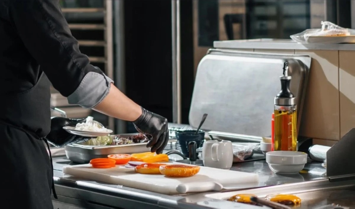 The Saudi food services market encompasses the entire supply chain — from agricultural production and processing to distribution, retail, restaurants, and cafes. AL-EQTISADIAH