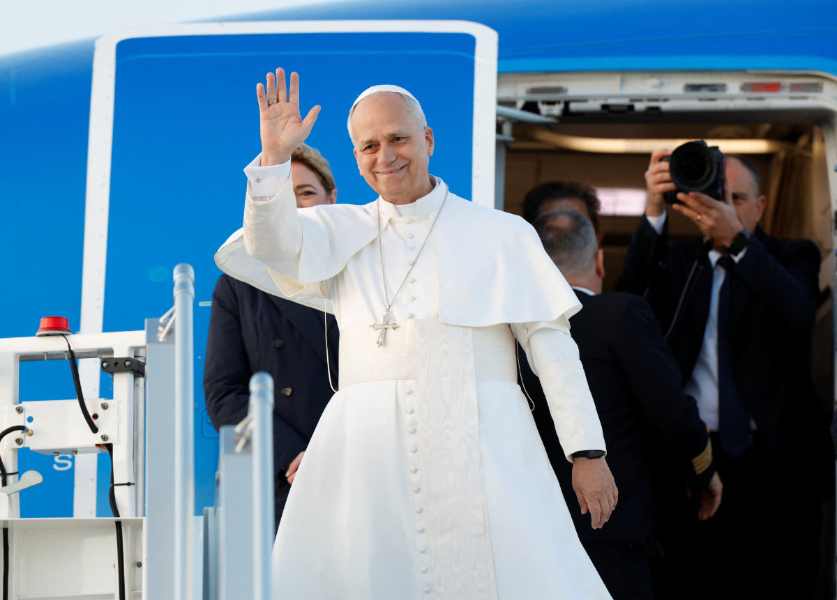 Pope Leo XIV waves as he boards the papal plane ahead of his first apostolic journey to Turkey and Lebanon, at Fiumicino Airport, near Rome, Italy, on November 27, 2025. (REUTERS/)