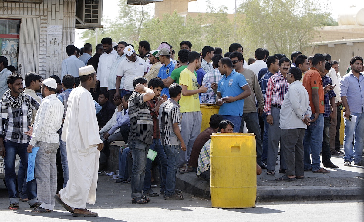 Foreign workers gather outside Saudi immigration department as they try to get visas and legalise their work situation, on November 3, 2013 in Riyadh. (FILE/AFP)