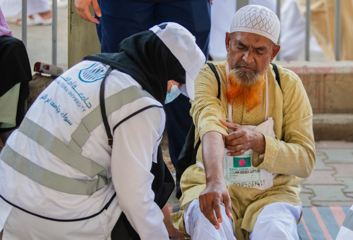 Health college students at Umm Al-Qura University provide volunteer services as part of the Hajj program. (X: @uqu_edu)