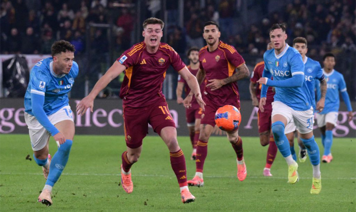 Napoli's Kosovo defender #13 Amir Rrahmani vies with Roma's Irish forward #11 Evan Ferguson during the Italian Serie A football match between AS Roma and Napoli at the Olympic Stadium in Rome on November 30, 2025. (AFP)